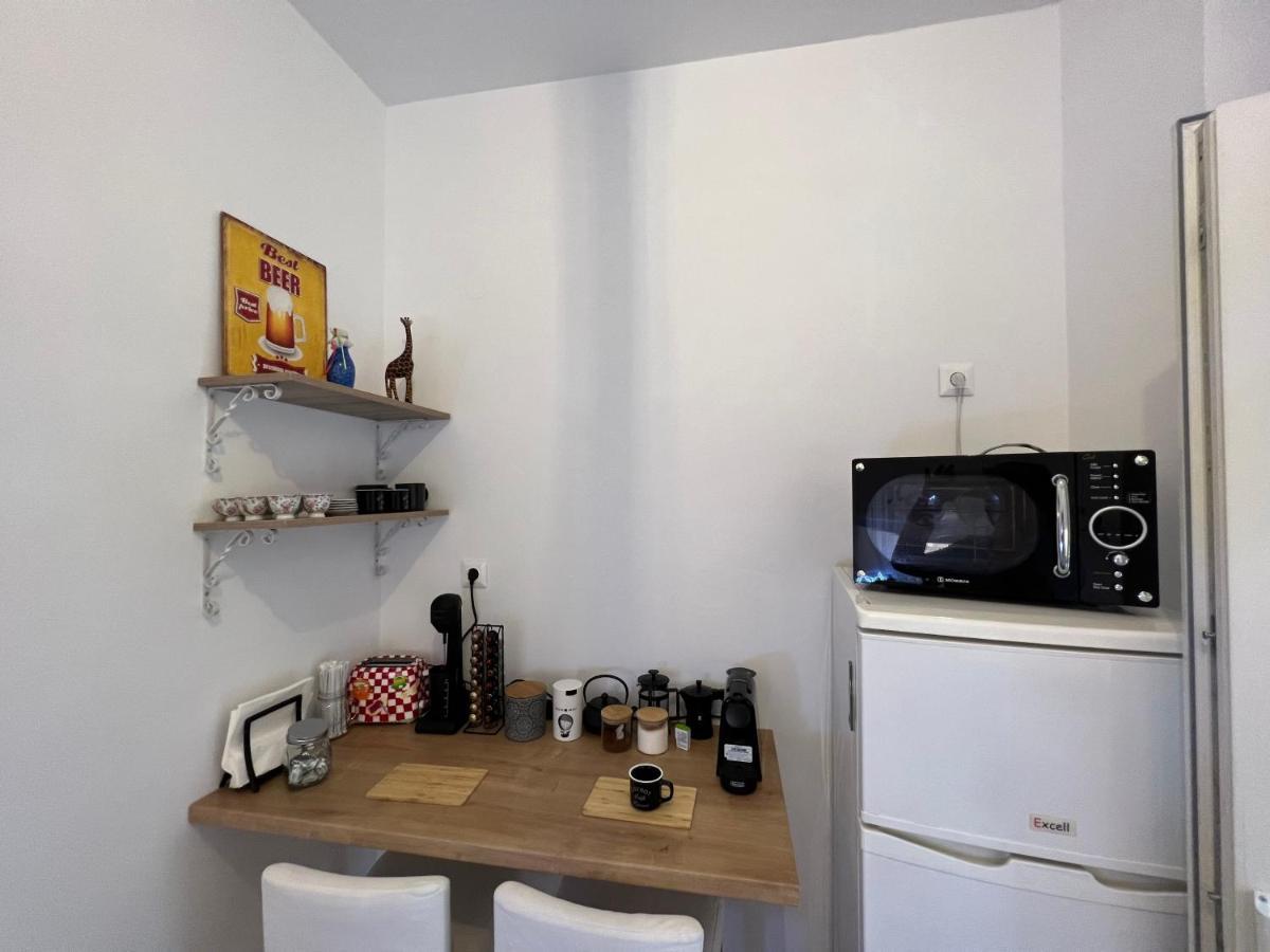Appartement Comfortable 2-bedroom Near City Center 100m From Metro Athènes